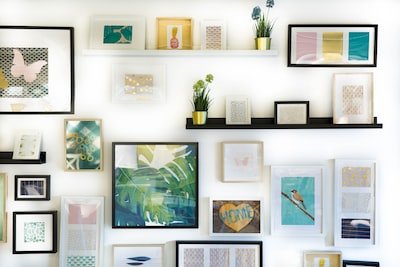 Accrocher un tableau contre le mur sans faire de trou : nos conseils pour y réussir ?