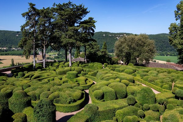 comment concevoir un jardin avec des bordures et des haies bien entretenues